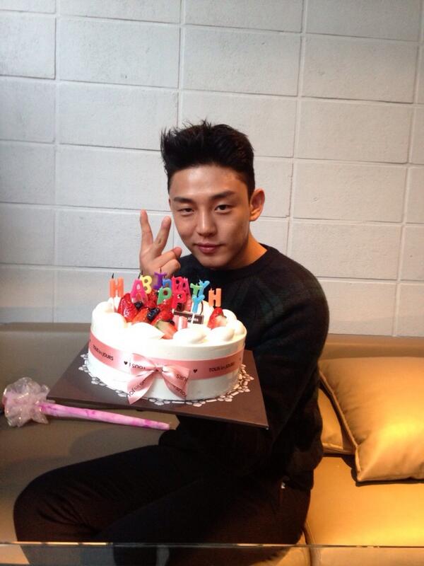 Advance happy birthday! RT @STARKent_: [#유아인] 내일 생일인 유아인씨를 위해 부산무대인사 중 영화 '깡철이' 배우들이 준비해준 생일케잌!! 여러분도 함께...