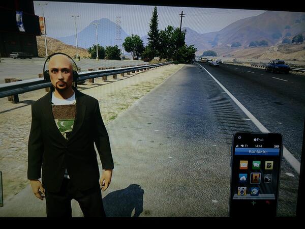 diekuhisda's tweet photo. @RockstarSupport Being in singleplayer game with online character after using the selection wheel. http://t.co/QLI8TD8kQB