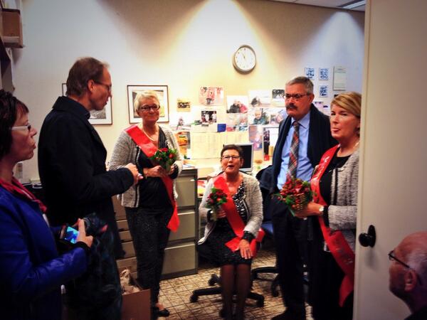 Hoog bezoek de Oogstkoningin met haar hofdames, burgemeester van Dronten en swifterbant en chauffeuse Wilma Veldman