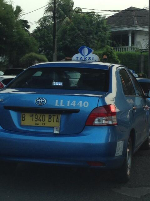 FannyEU's tweet photo. Supir nomer taksi @Bluebirdgroup yg ini tampak streeessss. Nyetirnya serampangan!!! http://t.co/cyVeQjzCSH