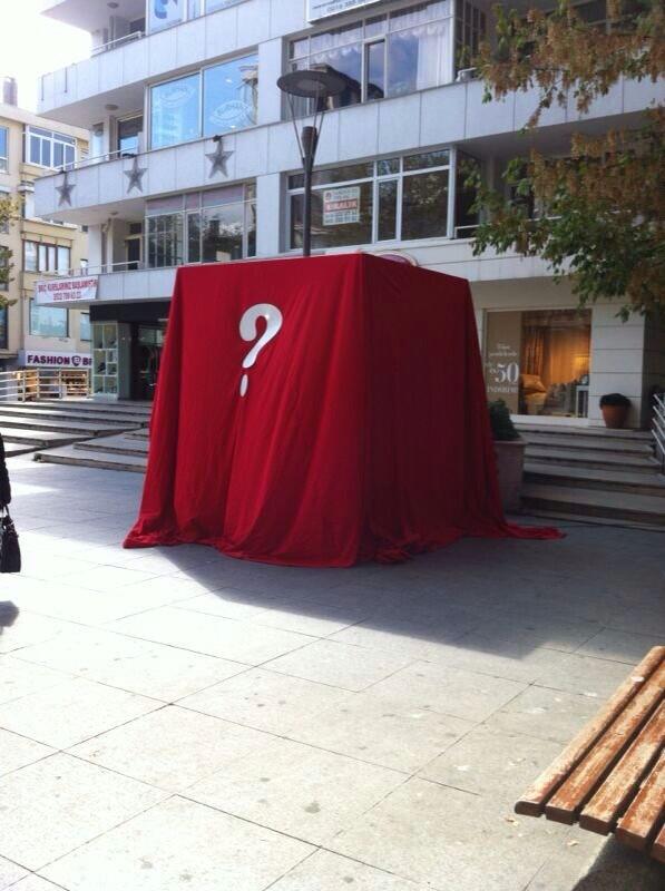 oguzhyan's tweet photo. Bağdat Caddesi'nde böyle bir kutu varmış. Aynısını Tuzla'ya da istiyorum. ÖZENİYORUZ! :( http://t.co/edVaP6cvbU