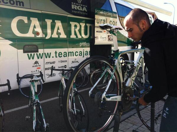 El <a href="/CajaRural_RGA/">Team Caja Rural-RGA</a> Amateur prepara sus bicicletas para correr la Carrera de #SanSaturio2013 #Soria Bienvenidos!! ”