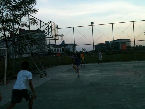 TimBasketPTB's tweet photo. Suasana latihan sore hari... Semangat guys http://t.co/6HZDE9q5SI