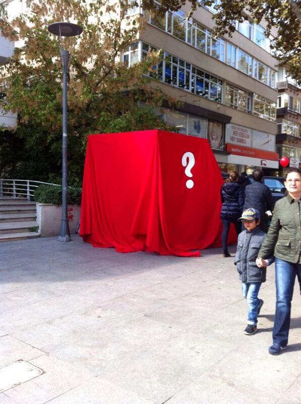 RayMalifalitiko's tweet photo. Sürpriz yapan kutu = KUTU GİBİ KUTU. Bağdat Caddesi'ne gidip kutuyu tebrik edicem o derece. http://t.co/iXSh65F2WC