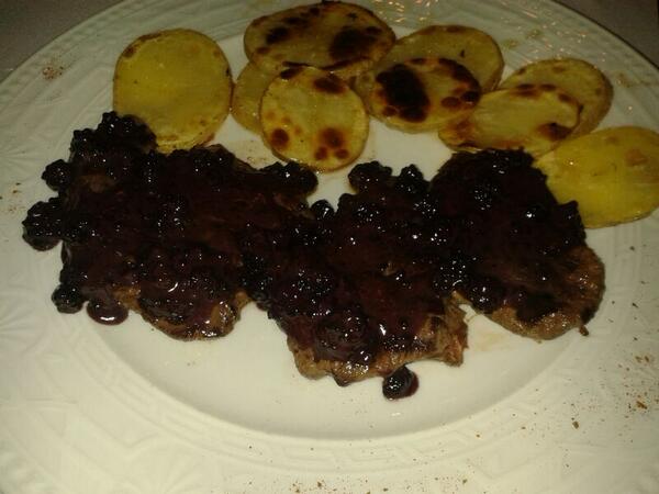 Celebrando nuestro primer aniversario. Lomo d ciervo con moras y castañas. Como nos vamos a poner <a href="/David_capi6/">David Garcia Martine</a>