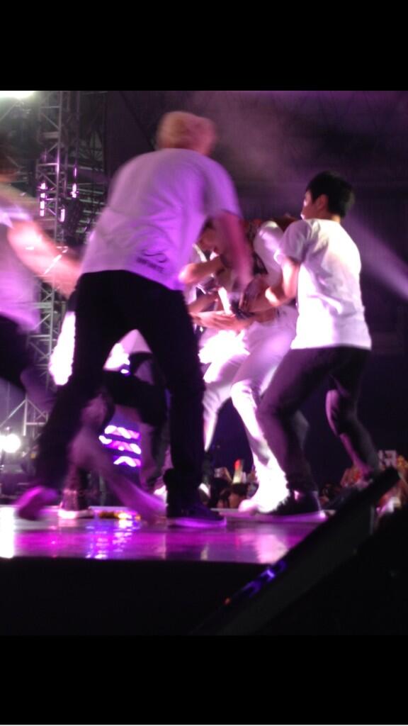 H_yyuna's tweet photo. ピニちゃん マレーシア infinite OGS Malaysia #OGSMY 
Cover Girlで、メンステにメンバーが戻るときにダンサーが手で花道をつくってお迎え♪ ソンギュが捕まっちゃったの笑 超絶可愛い http://t.co/SDikffO2VY
