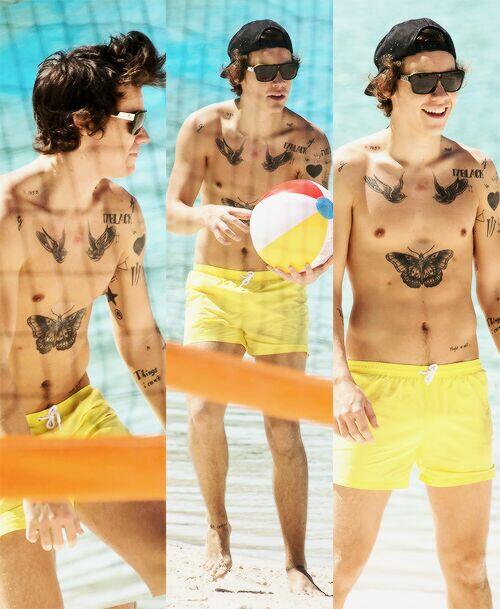 MiniMii_1D's tweet image. Can we take a moment to remember this moment. Those yellow shorts...♥ 😍