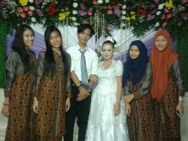 AinunReus's tweet photo. Sama penganten mit @gita_katha @sindi_bustomers @martsha_rewell hehe http://t.co/GghfVF9CoQ