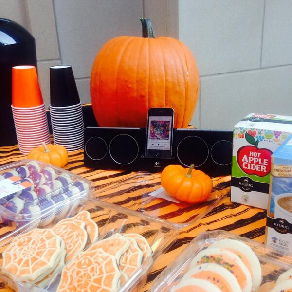 OU_MISSA's tweet photo. We're painting pumkins, sippin' cider, and getting #MISocial until 7:30. Make sure to stop by the Price Courtyard! http://t.co/fOQ5leZguO