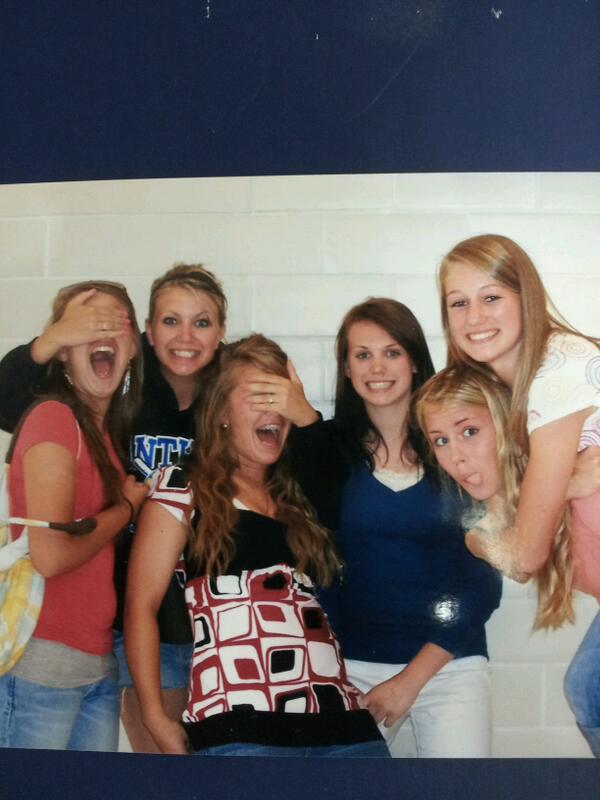 kait_luedtke's tweet photo. #tbt @nikkinorgaard @brady_melberg @BrandiKemling @JersiMiriah0 @broooketinii http://t.co/QjAJDeXthL