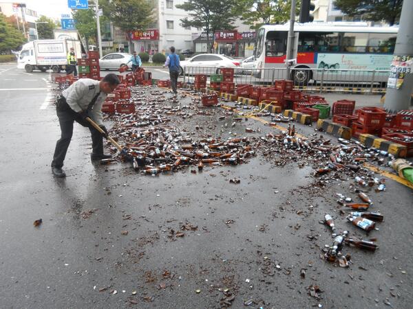 windy_park's tweet photo. RT @dlrnghks29: RT @polulsan: 맥주 3600병이 신복로터리에.!!! *ㅁ* 울산 남부서 무거지구대 순찰 3팀 수고하셨습니다.!!! (*'ㅡ'*) http://t.co/zoU55N7Jg9