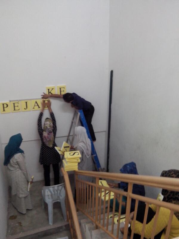 realAMISIAH's tweet photo. @silanselva @afizz08 @tizkah @eizanhashim @AmGia @yongliyana @miera_zetuc @z4r4din sedang tempek dinding! http://t.co/UUM4sGYchu