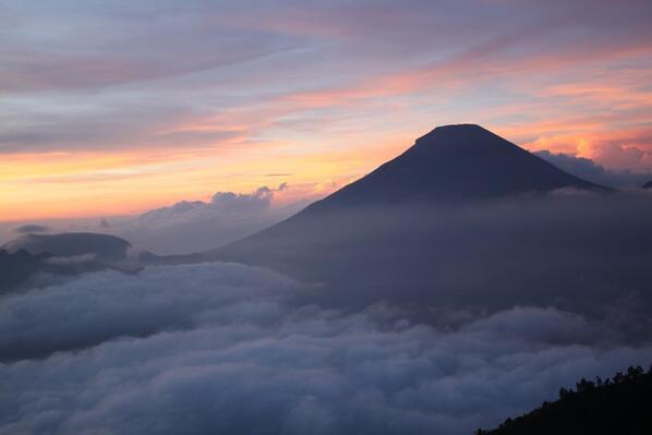 Raja_Wisata's tweet photo. "sunrise puncak sikunir" dataran tinggi Dieng, by @muhammad_surono http://t.co/2q3yx76fcY