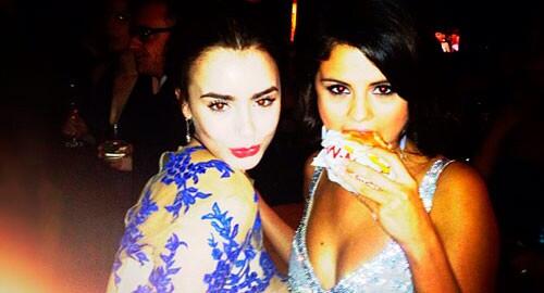 LilyCollinsIND's tweet photo. Foto yang ini, bukan di pesta ultahnya Selena lho guys, tapi ini pas Lily sama Selena ke Vanity Fair bareng. http://t.co/oHPxUxaYgK