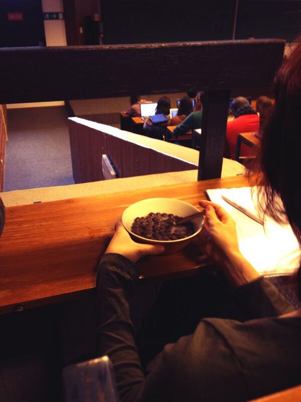 Prendre son petit déjeuner en cours... Normal :D #seminairedecomexterne #kellogs #bizarre
