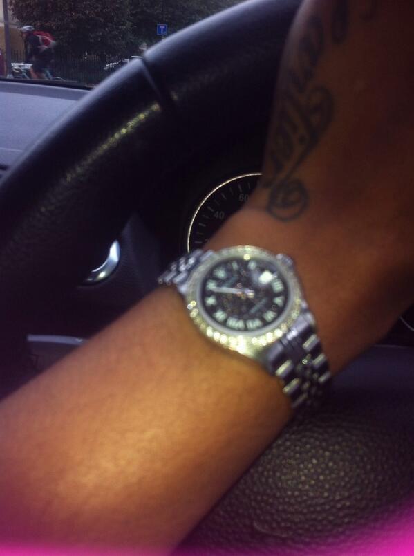 CHINABLACK10's tweet photo. #Rolex#black&amp;whitediamonds. Bitch u still fucking with married men for free🙈👊😝😂 #sad#pathetic#HOE http://t.co/uJ20ikplBq