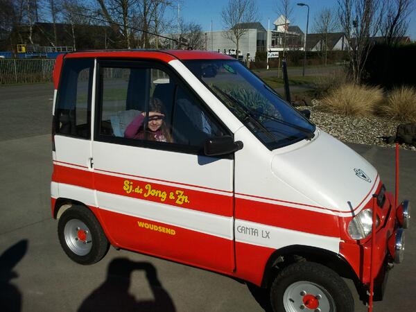 een klein uitzendkrachtje in een klein transportautootje