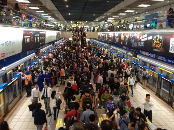 HelloBeckyC's tweet photo. Rush hour!! We are being herded like cattles in a major MRT station..#farm #taipeiproblems #trafficsucks http://t.co/e5lzcddiyv