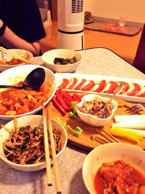 maichamu's tweet photo. こないだのベジタブル会、トマト煮とかキュウリのアテとかバーニャカウダとか、めっちゃ美味ヘルシー✳︎ポロリメンバーで今度やらへん？？ http://t.co/NagV7pnPXG