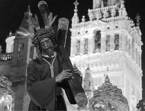 Er_Pali's tweet photo. Y anda buscando un color y sigue sin encontrarlo, para pintar al Gran Poder la noche de Viernes Santo. http://t.co/QJArJxrrP6