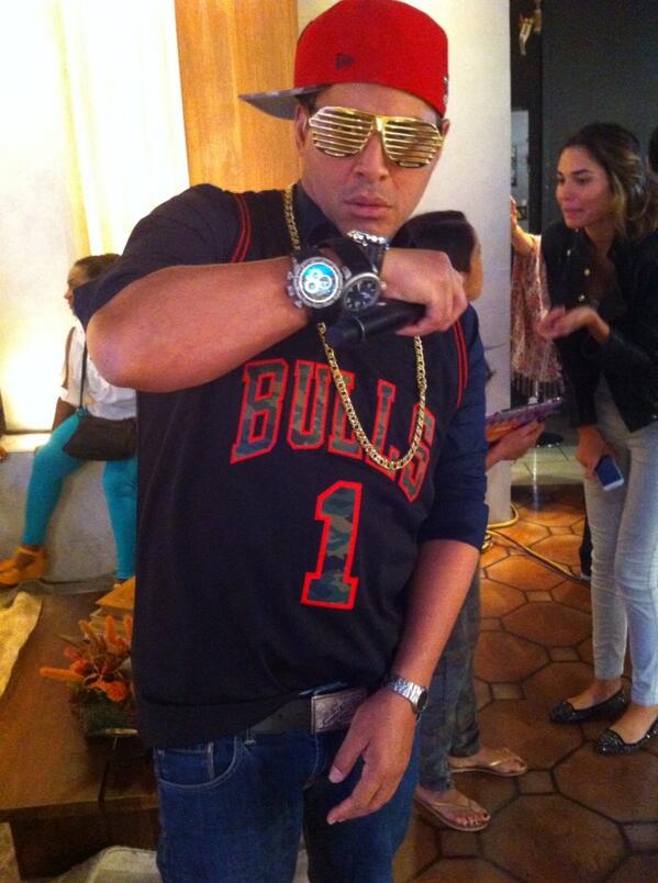 hoydia's tweet photo. ¡Los accesorios de #DaddyOmar ! #unnuevodia http://t.co/JaFJnKqEEy