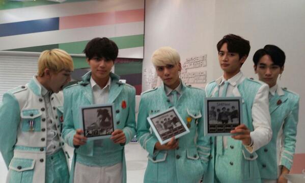 almightykeybeom's tweet photo. SHINee! RT @/onlyMTC 엠넷 작가님께서 고맙게도 방송 후에 샤이니와 모어댄초콜릿을 촬영하셔서 방송미공개 사진을 보내주셨어요 http://t.co/xa3VD9RECR
