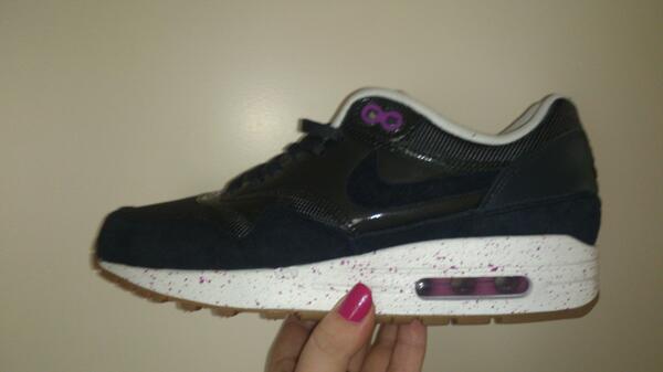 xkimvanstiphout's tweet photo. Weer nieuwe schoentjes, andere jammer genoeg al kapot http://t.co/p8LZGIPU3t
