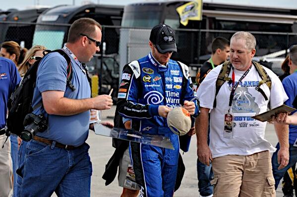 TeamHendrick's tweet photo. #WhatDriversNeed - your support! Thanks to our fans:
http://t.co/gfzsrSi2vr #NASCAR http://t.co/qMRst4DflC