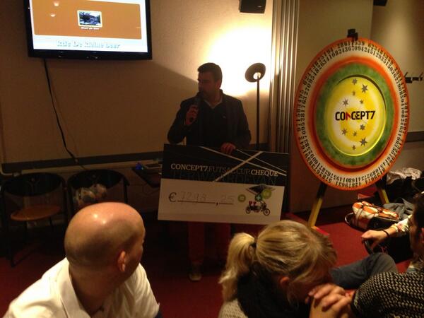 C7FutsalCup's tweet photo. Met z'n allen maar liefst 7298,25 euro opgehaald voor Kinderdagcentrum de kleine beer! http://t.co/da2sxdj0rt