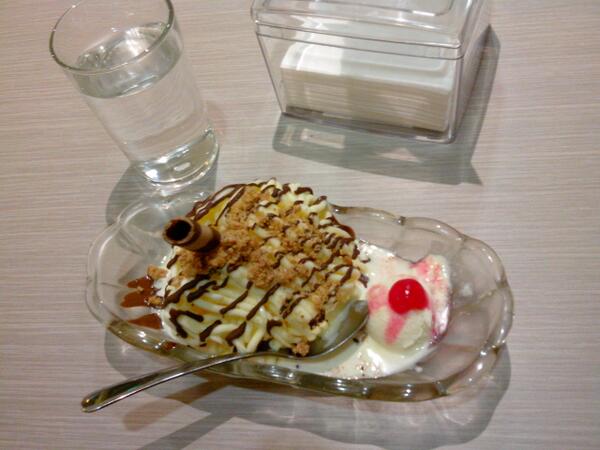 tehrosela's tweet photo. Es cream ne ngingetin ma seseorang T_T #JadiCediDeh-_- http://t.co/JF95BLWG7a