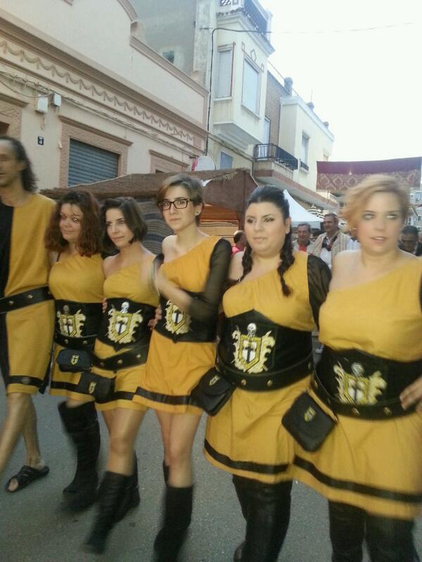 MiC_Manises's tweet photo. Este año hemos estado un poquito de cada comparsa en la inauguracion del #mercadomedieval #Manises http://t.co/3IFI9BYkPv