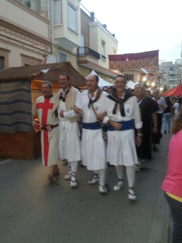 MiC_Manises's tweet photo. Y mañana más en el #mercadomedieval #Manises. Acordaros d pasar x las casetas de las capitanias #ElsBoils y #Kelvies http://t.co/rQliyUQqm2