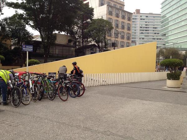 BWarendorf's tweet photo. Gran estacionamiento de bicis con 10 lugares @BiciExpoOficial para 10,000 personas @yobicidf @Rodada69 @BiciredMx http://t.co/xo2eOGcOMg
