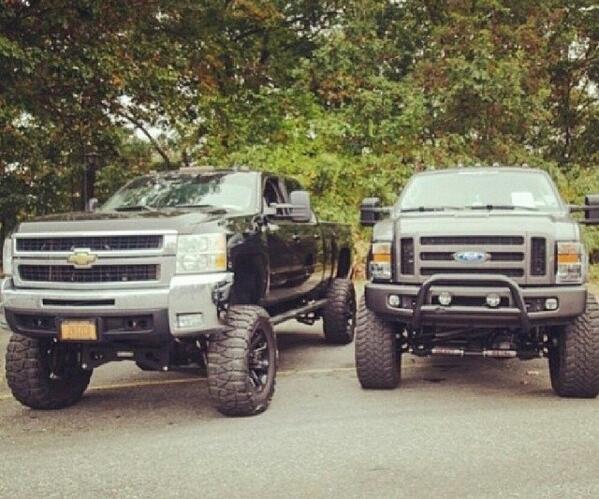 _LiftedTrucks_'s tweet photo. RT for left fav for right http://t.co/8FGQM9xs4l