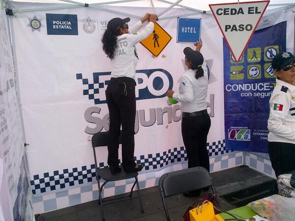 TRANSITO_VER's tweet photo. Montaje del stand de Transito. http://t.co/24orBy8eip
