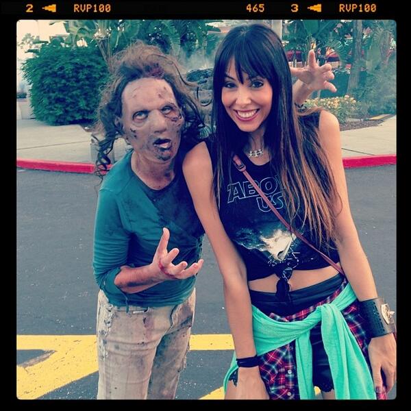 Suzanagdiva's tweet photo. Su e o zumbi :3333 q sonho meu -sah http://t.co/FLId1IkYbi
