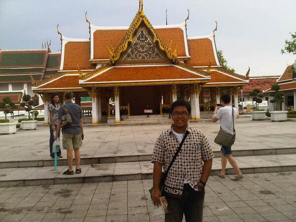 hereharjo's tweet image. Whenever,wherever,in all occasion,including traveling abroad,wear #Batik #NationalPride #javaheritage @pendopoID