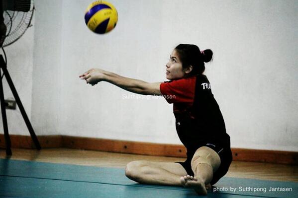 ModMadam's tweet photo. สุดยอดมากพี่ทัดดาว เจ็บก็ยังซ้อมไหว >< @nan_thaddaw_fc @pleumjit_both @onuma_bth @13Nootsara @WilavanApinyap http://t.co/FOaydCjuyE