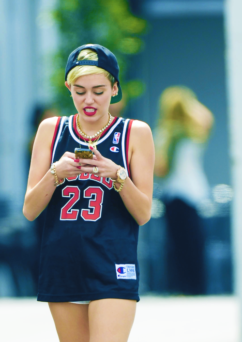 introvertsmemes's tweet photo. RT if you love Miley Cyrus too <3 http://t.co/iAxCnHoWyY