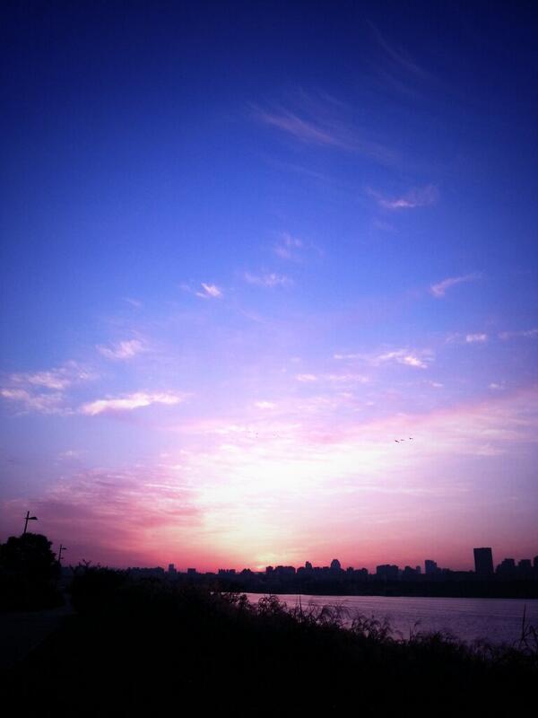 gomjiny's tweet photo. @minaaaaaaaaa 나도 요즘 아침 운동을 하는데 비슷한 광경을 포착했어!
근데 나는 따뜻한 이불 속을 박차고 나가야만 볼수 있는 이 풍경을 해라는 침대에서 바라볼수 있다는 거잖아~ 부럽당!!! http://t.co/rrgiJdp8AM