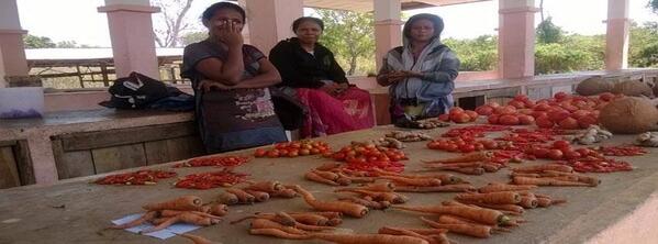 hariankompas's tweet photo. #EkspedisiSabangMerauke: Ibu - ibu menggelar dagangan di pasar Moa, Maluku Barat Daya. #Maluku http://t.co/OJy3poRakU