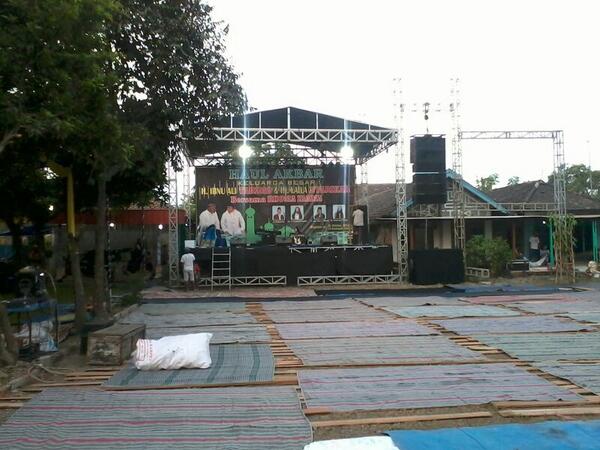 FORSASurabaya's tweet photo. Lokasi tabligh Akbar Rhoma Irama di Ngoro, Mojokerto. @debbyrhoma @mastonick @muslihirama @eko_forsa http://t.co/u75l1ObaZm