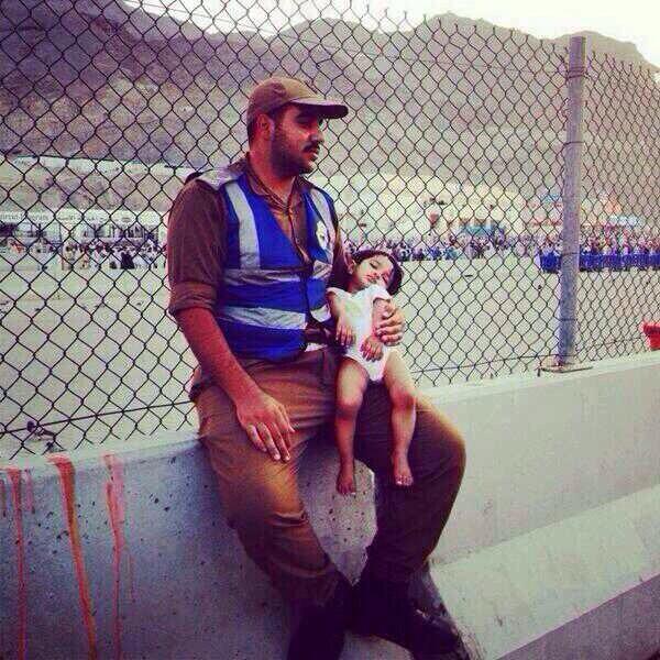 mh_awadi's tweet photo. “@AHMAD_SAD:
 شعرت بالامان فنامت باطمئنان في حضن رجل الأمن #أمن_الحج_أمانة http://t.co/9W6jtea1jA”

تعودنا تداول السلبيات فلنعزز الإيجابيات