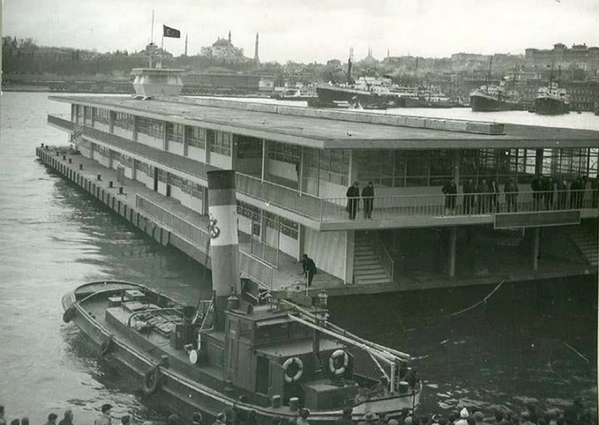 BeyazitKulesi's tweet photo. Eski Karaköy iskelesi, yerine bağlanırken. | Karaköy, 1960 http://t.co/6xwUdpECJL