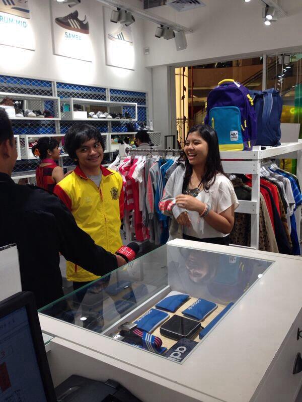 umusicindonesia's tweet photo. @calvinjeremy & para pemenang #mvsumpahku sedang berbelanja di @adidasIndonesia #OneDayWithCJ http://t.co/wWoE996lb7