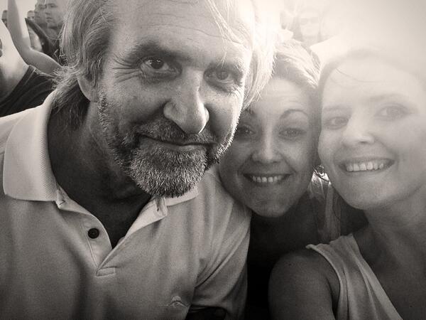 KimiPasty's tweet image. @SpringsteenandI Family & Love. Making memories for the past 30 years with my Dad and sister. #brucetomeinonepicture