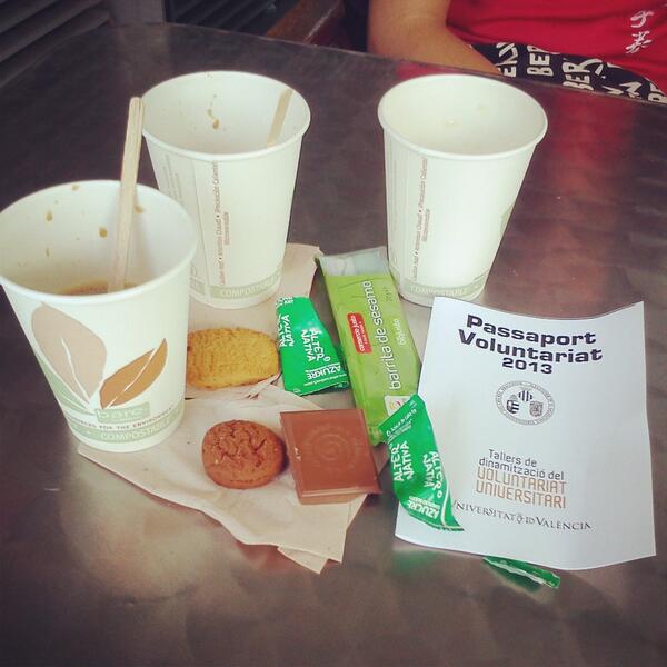EstrellaPerezR's tweet photo. Voluntariat de guapes. @AidaRagaP @marfranciscorobled http://t.co/pi9WaRcpcs
