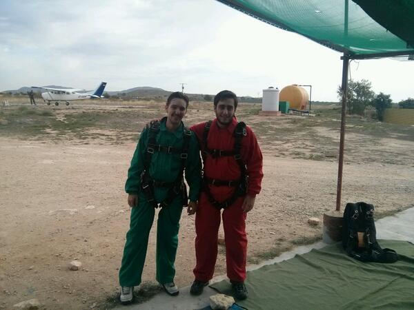 Essides's tweet photo. Y como no había nada el sabado, hemos decidido saltar en paracaidas! http://t.co/0t4QMpfI3h
