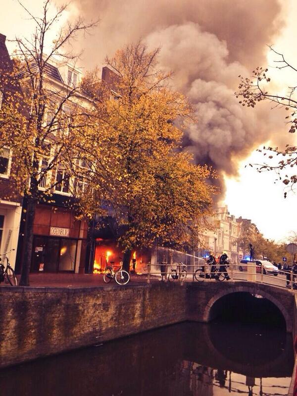 112flits's tweet photo. RT @BendeJager: FOTO | Zeer grote brand Leeuwarden. (Via @_BrittHendrix ) http://t.co/MecZu77wdf