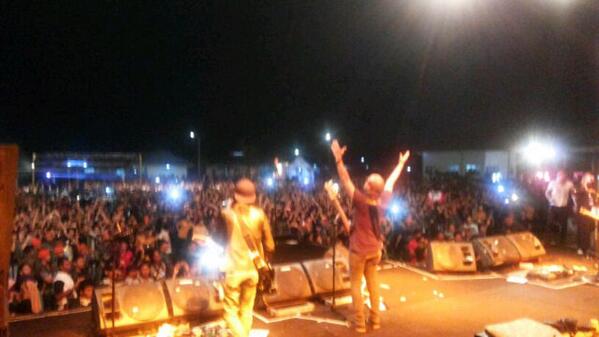 slankdotcom's tweet photo. #SlankersPontianak nyanyi bareng #GarudaPancasila di A Mild Live #SoundsationPontianak #SlankNggakAdaMatinya http://t.co/kedY4TswYk
